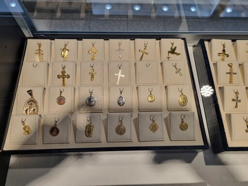 golden fingers, guldaffär, guldhängen, guldkors, guld krucifix, guldmedaljong, haninge, stockholm